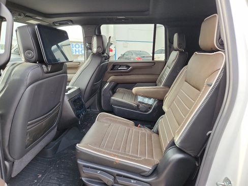 Used 2025 GMC Yukon XL Denali Ultimate w/ LPO, Floor Liner Package image 8
