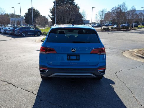 Used 2022 Volkswagen Taos SE w/ Panoramic Sunroof Package image 5