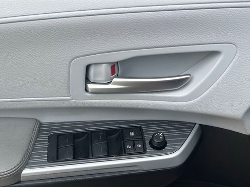 Used 2025 Toyota Sienna XLE FWD image 27