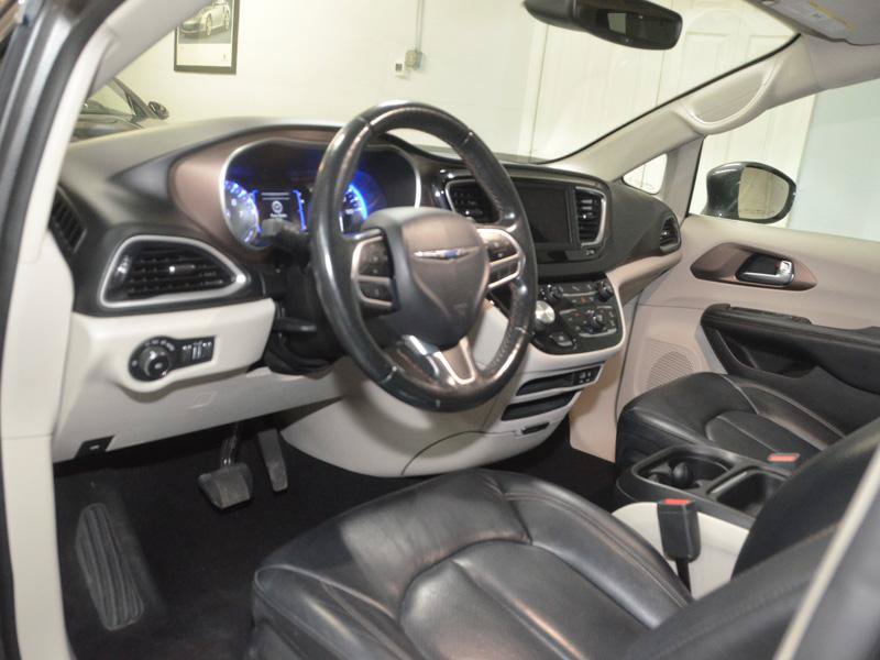 Used 2019 Chrysler Pacifica Touring-L FWD image 16