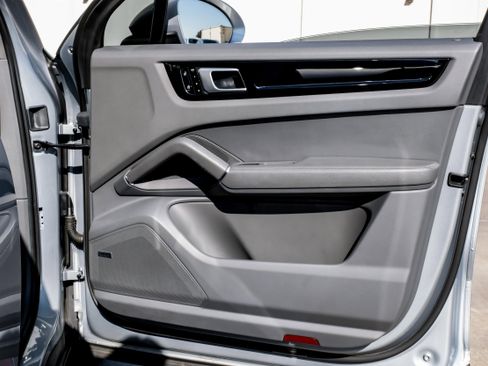 Used 2020 Porsche Cayenne image 42