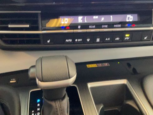 Certified 2025 Toyota Sienna XLE FWD image 17