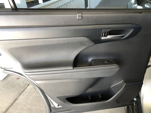 Used 2020 Toyota Highlander XLE image 48