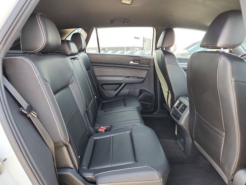 Used 2021 Volkswagen Atlas Cross Sport SE w/ 20" Black Wheels Package image 14