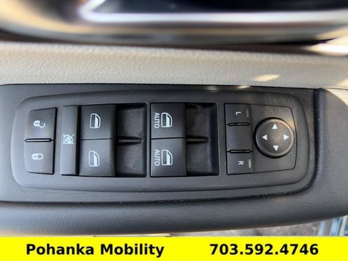 Used 2023 Chrysler Pacifica Touring-L FWD image 20