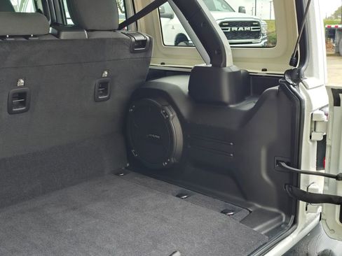 Used 2025 Jeep Wrangler Unlimited Sahara image 24