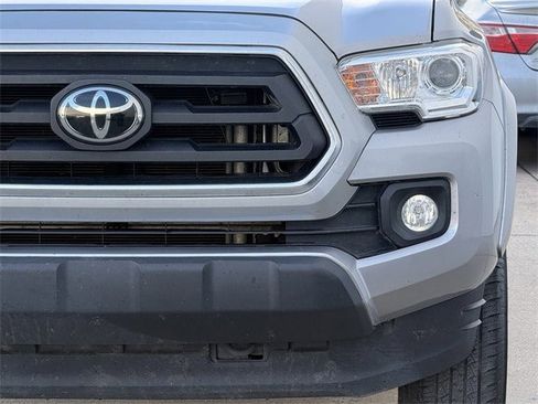 Used 2020 Toyota Tacoma SR5 w/ SR5 Appearance Package (SM) image 7