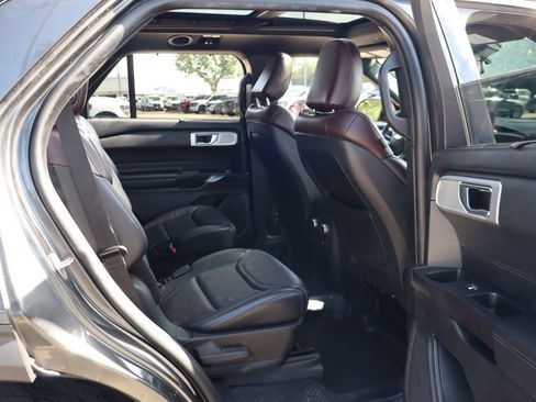 Used 2020 Ford Explorer Platinum w/ Premium Technology Package AWD/4WD image 31