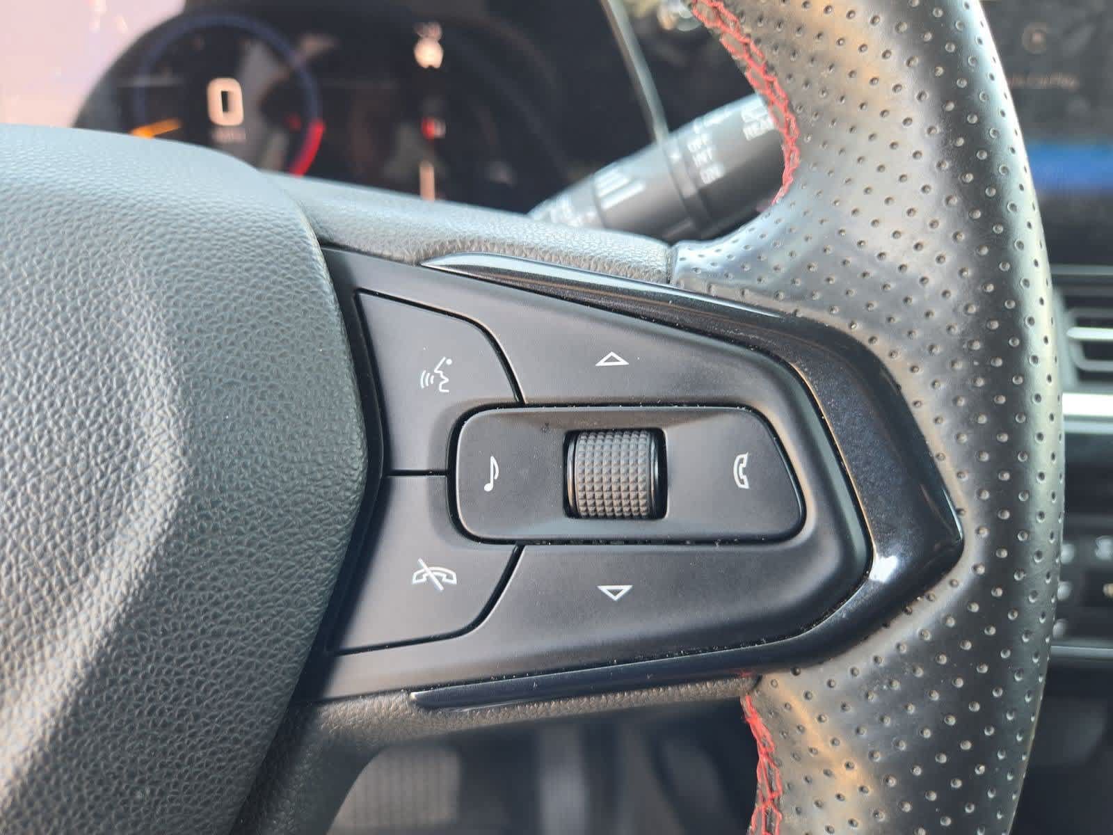 Used 2024 Chevrolet Trax RS w/ Sunroof Package FWD image 24