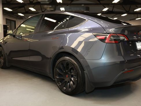 Used 2022 Tesla Model Y Long Range image 5