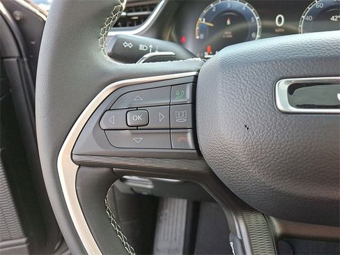 Used 2025 Jeep Grand Cherokee Laredo X image 17