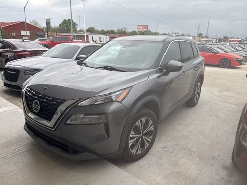 Used 2021 Nissan Rogue SV image 2