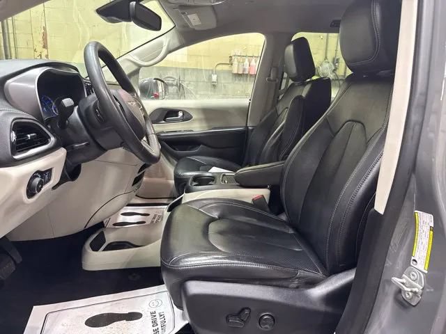 Used 2022 Chrysler Pacifica Touring-L FWD image 5