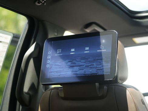New 2026 Chevrolet Suburban High Country AWD/4WD image 11