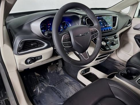 Used 2023 Chrysler Pacifica Touring-L FWD image 9
