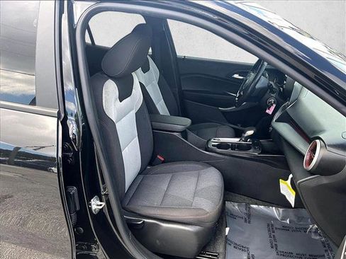 Certified 2025 Chevrolet Trax RS image 9