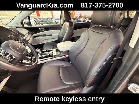 Used 2024 Kia Carnival EX image 13