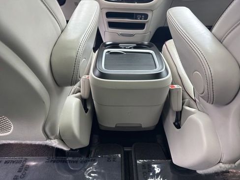 Used 2020 Chrysler Pacifica Limited w/ Advanced Safetytec Group image 35