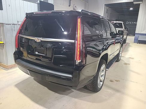 Used 2019 Cadillac Escalade Luxury image 3