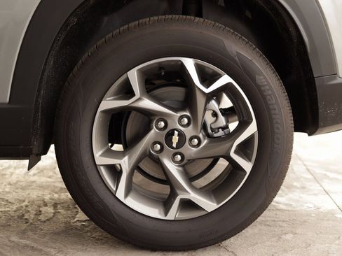 Used 2025 Chevrolet Trax LT w/ Driver Confidence Package image 33