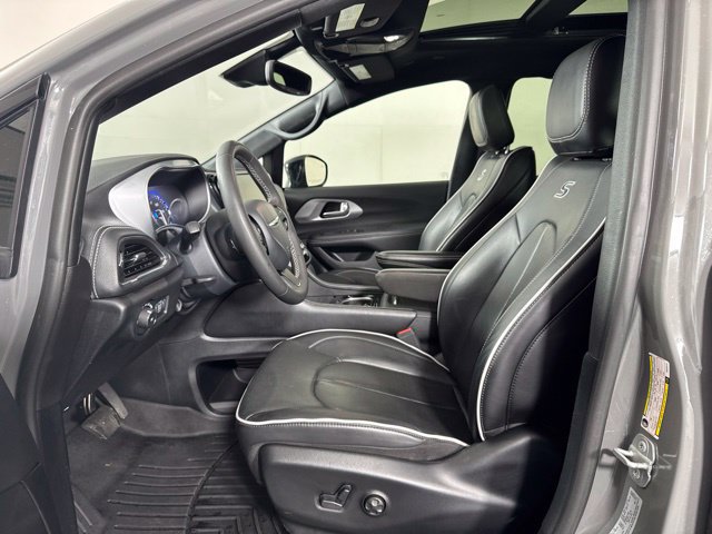Used 2025 Chrysler Pacifica Limited FWD image 11