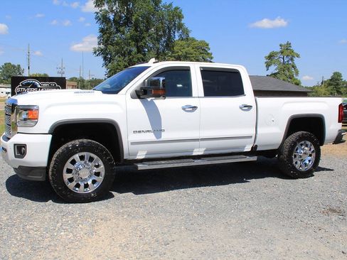 Used 2018 GMC Sierra 2500 Denali w/ Duramax Plus Package AWD/4WD image 3