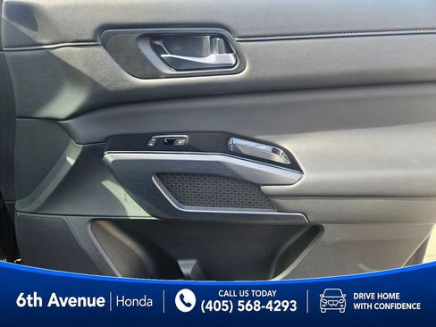 Used 2025 Nissan Pathfinder SL FWD image 16