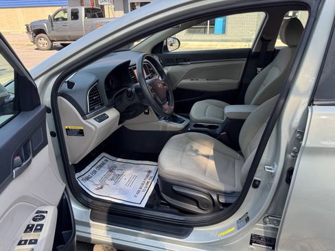 Used 2017 Hyundai Elantra SE FWD image 8