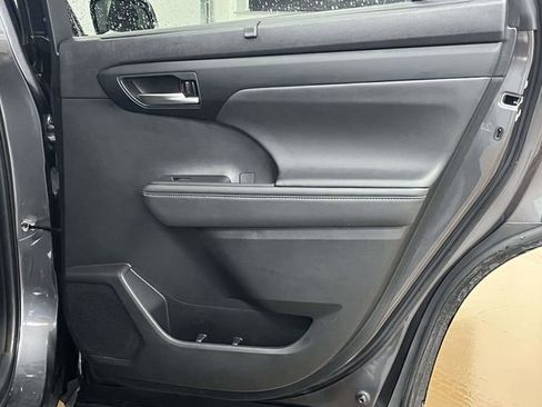 Used 2023 Toyota Highlander XLE AWD/4WD image 28