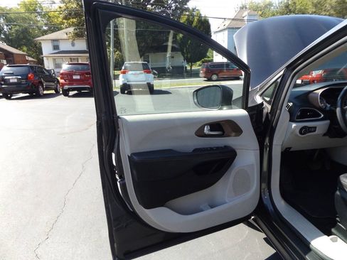 Used 2017 Chrysler Pacifica Touring-L FWD image 17