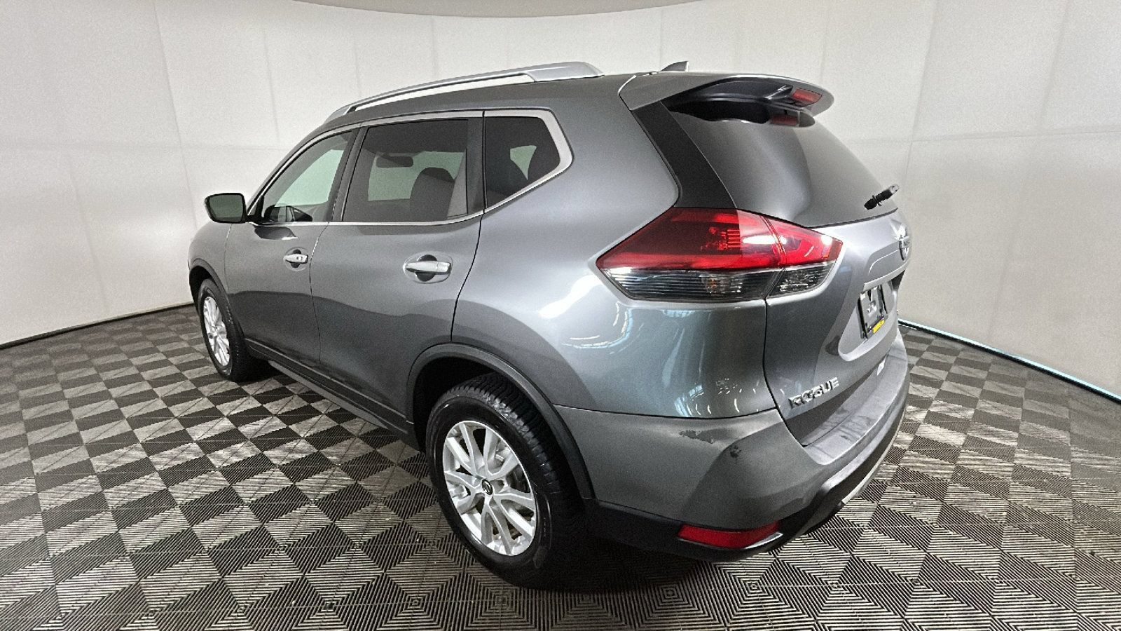 Used 2018 Nissan Rogue SV AWD/4WD image 5