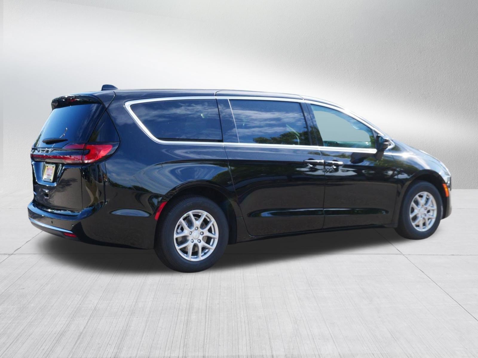 New 2027 Chrysler Pacifica Select FWD image 7