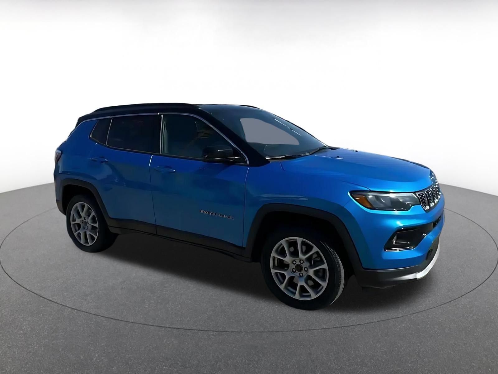 Used 2025 Jeep Compass Limited AWD/4WD image 2