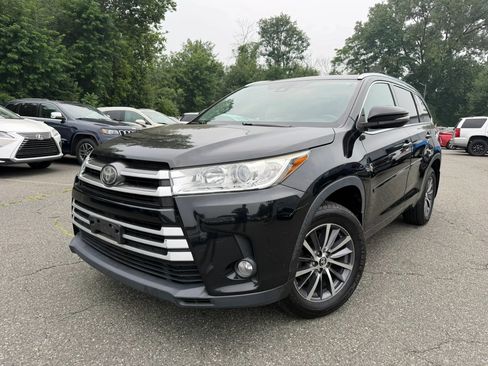Used 2017 Toyota Highlander XLE AWD/4WD image 1