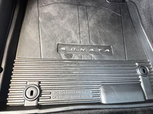 Used 2023 Hyundai Sonata Limited w/ Cargo Package FWD image 17