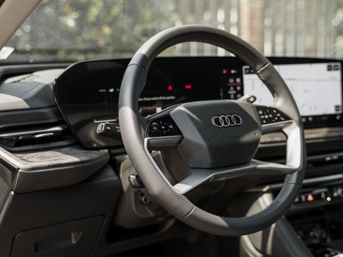 Certified 2025 Audi Q5 Premium AWD/4WD image 8