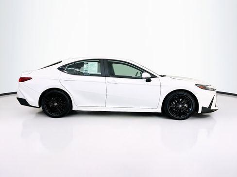 Used 2025 Toyota Camry SE FWD image 10