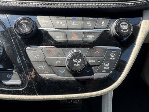 Used 2023 Chrysler Pacifica Limited w/ Uconnect Theater Family Group FWD image 25
