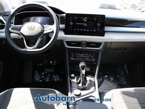 Used 2025 Volkswagen Taos SE AWD/4WD image 18
