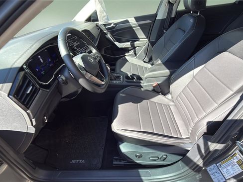 Used 2022 Volkswagen Jetta SE image 12