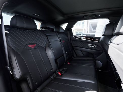 Used 2022 Bentley Bentayga image 28