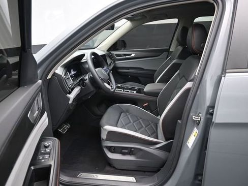Used 2024 Volkswagen Atlas Peak Edition SE AWD/4WD image 9