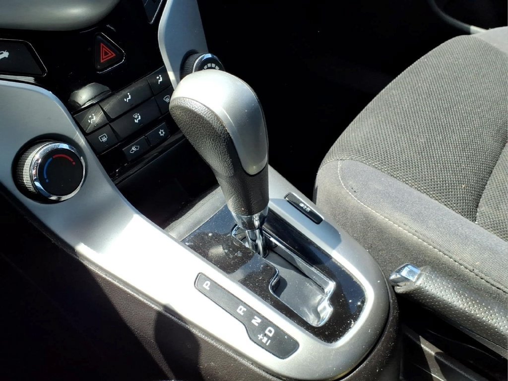 Used 2015 Chevrolet Cruze LT w/ Technology Package FWD image 11