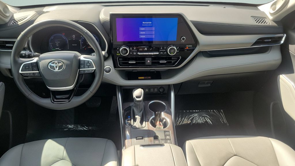 Certified 2026 Toyota Highlander Limited AWD/4WD image 11