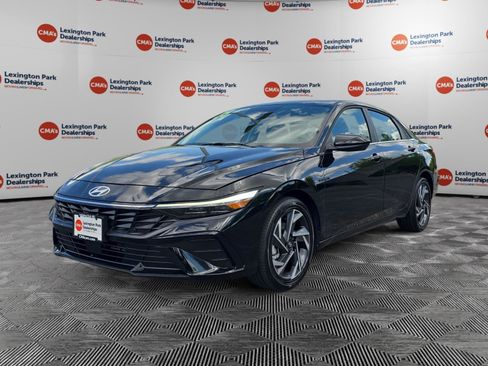 Used 2025 Hyundai Elantra SEL image 3