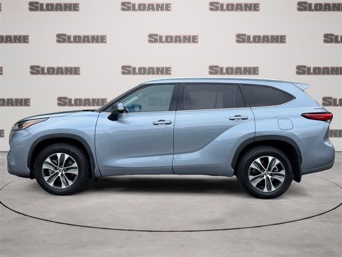 Used 2021 Toyota Highlander XLE image 2