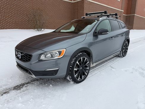 Used 2018 Volvo V60 T5 Cross Country w/ Convenience Package image 1