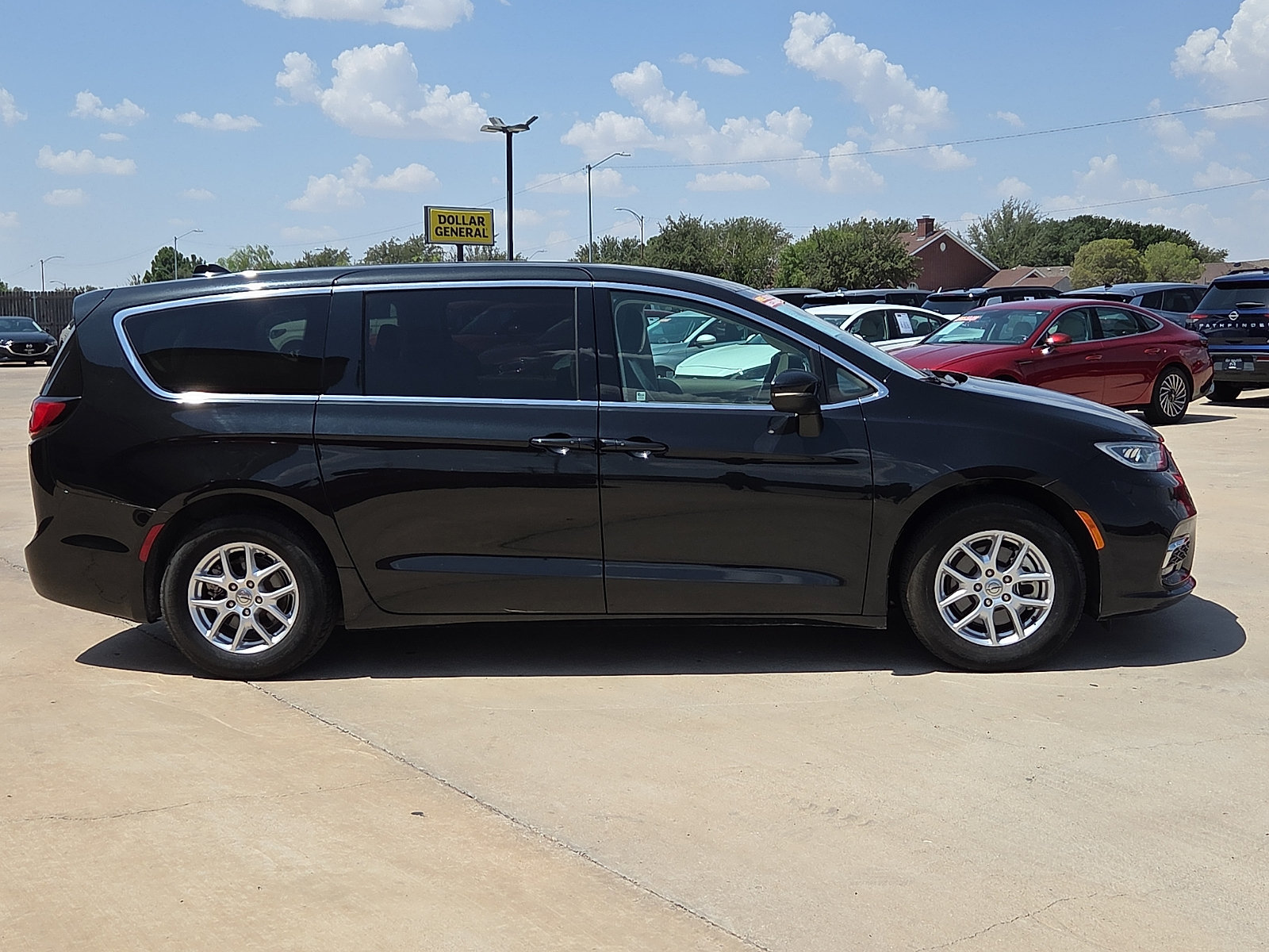 Used 2023 Chrysler Pacifica Touring-L FWD image 6