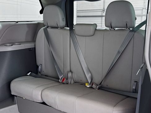 Used 2018 Toyota Sienna Limited FWD image 10