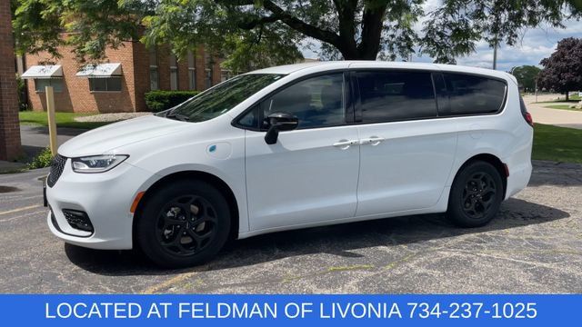 Used 2024 Chrysler Pacifica Limited FWD image 4